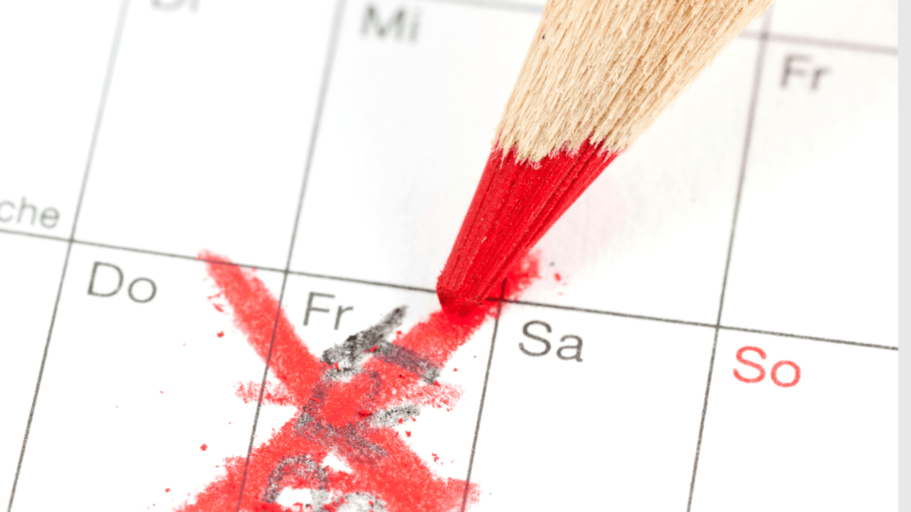 Frau am Küchentisch mit Notizbuch