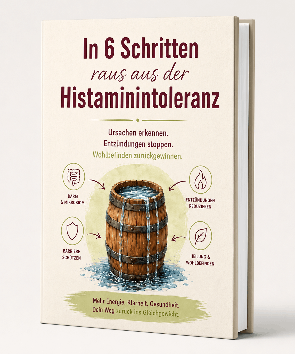 Frau am Küchentisch mit Notizbuch