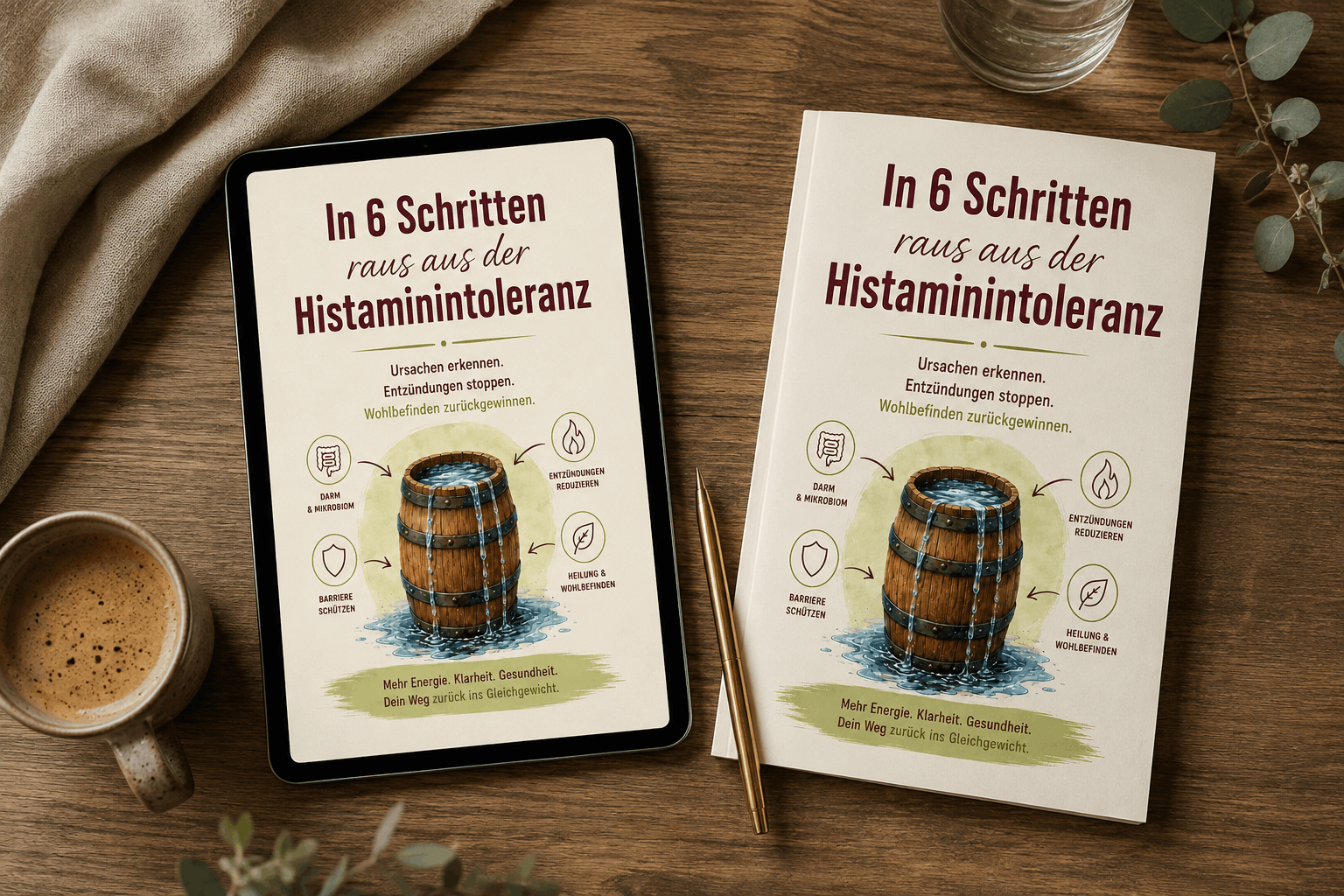 Frau am Küchentisch mit Notizbuch