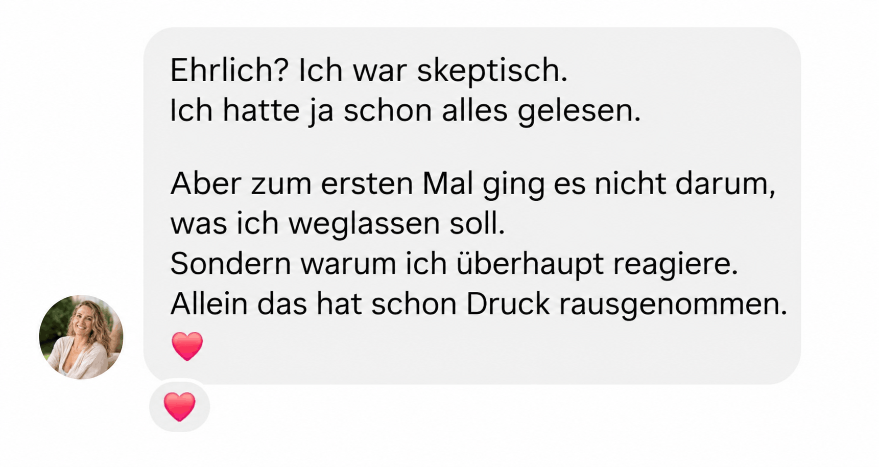 Frau am Küchentisch mit Notizbuch