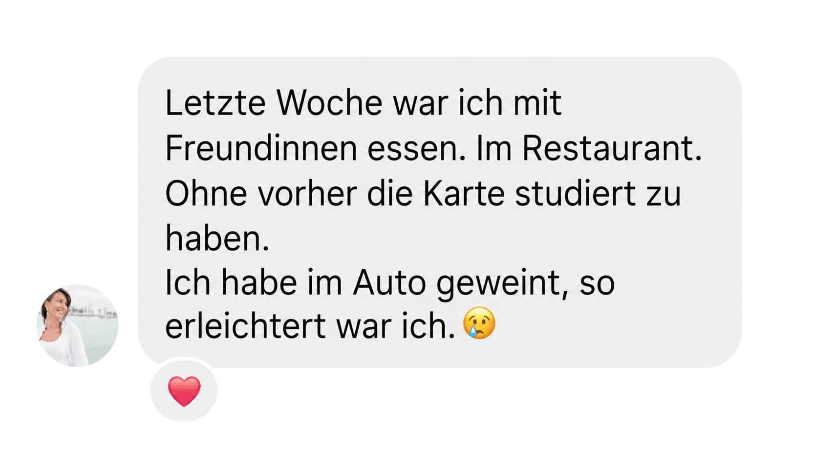 Frau am Küchentisch mit Notizbuch